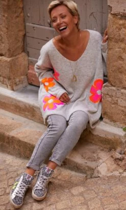 Pull Rayco Oversize Gris Flowers -Vêtements Soldes 2024 facetune 20 10 2023 11 16 44