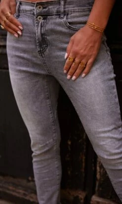 Jean's Eddy Used Gris -Vêtements Soldes 2024 facetune 20 10 2023 11 33 35