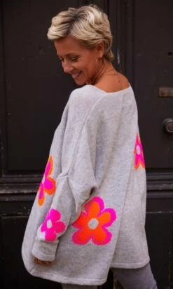 Pull Rayco Oversize Gris Flowers -Vêtements Soldes 2024 facetune 20 10 2023 11 41 51