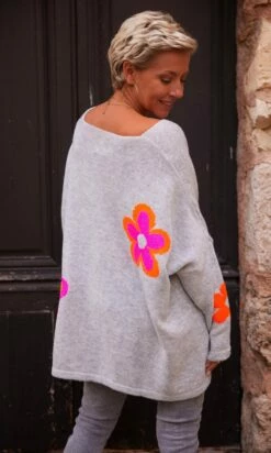 Pull Rayco Oversize Gris Flowers -Vêtements Soldes 2024 facetune 20 10 2023 11 46 28