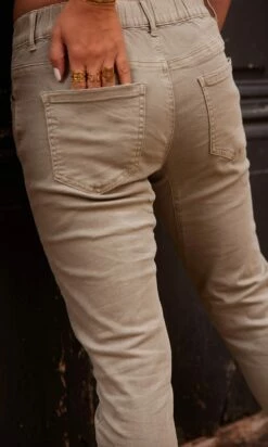 Pantalon Eddy Taupe -Vêtements Soldes 2024 facetune 20 10 2023 15 20 05