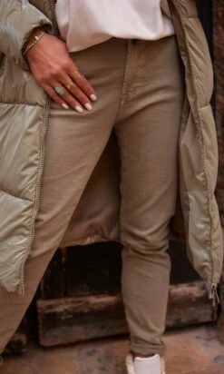 Pantalon Eddy Taupe -Vêtements Soldes 2024 facetune 20 10 2023 15 46 53