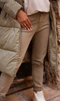 Pantalon Eddy Taupe -Vêtements Soldes 2024 facetune 20 10 2023 15 49 23