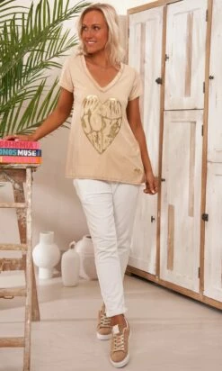 T-Shirt Elio MC Camel Heart Joy Or 12 T-Shirt Elio MC Camel Heart Joy Or -Vêtements Soldes 2024 facetune 21 02 2024 08 59 06