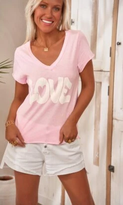 T-Shirt Magda Rose Clair Love Blanc 12 T-Shirt Magda Rose Clair Love Blanc -Vêtements Soldes 2024 facetune 21 02 2024 09 46 30