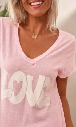T-Shirt Magda Rose Clair Love Blanc 10 T-Shirt Magda Rose Clair Love Blanc -Vêtements Soldes 2024 facetune 21 02 2024 09 49 17