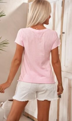 T-Shirt Magda Rose Clair Love Blanc 15 T-Shirt Magda Rose Clair Love Blanc -Vêtements Soldes 2024 facetune 21 02 2024 09 52 02