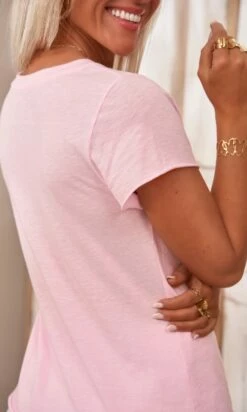 T-Shirt Magda Rose Clair Love Blanc 11 T-Shirt Magda Rose Clair Love Blanc -Vêtements Soldes 2024 facetune 21 02 2024 09 54 36