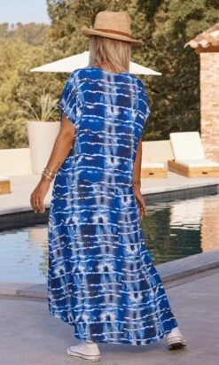 Robe Izabella Tie & Dye Lines Bleu Marine -Vêtements Soldes 2024 facetune 21 07 2023 15 57 04