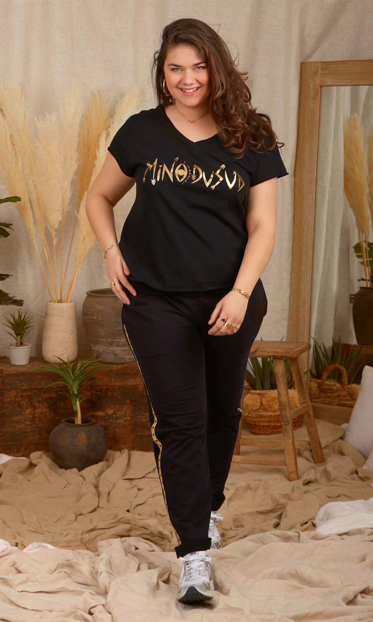 T-Shirt Magda Noir MinoDuSud Or 6 T-Shirt Magda Noir MinoDuSud Or – Image 4