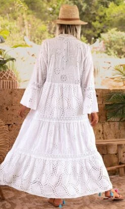Robe Lonaïs Broderie Blanc -Vêtements Soldes 2024 facetune 22 06 2023 14 59 54