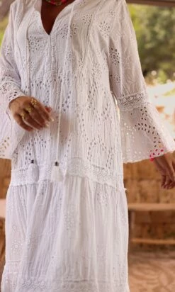 Robe Lonaïs Broderie Blanc -Vêtements Soldes 2024 facetune 22 06 2023 15 28 16