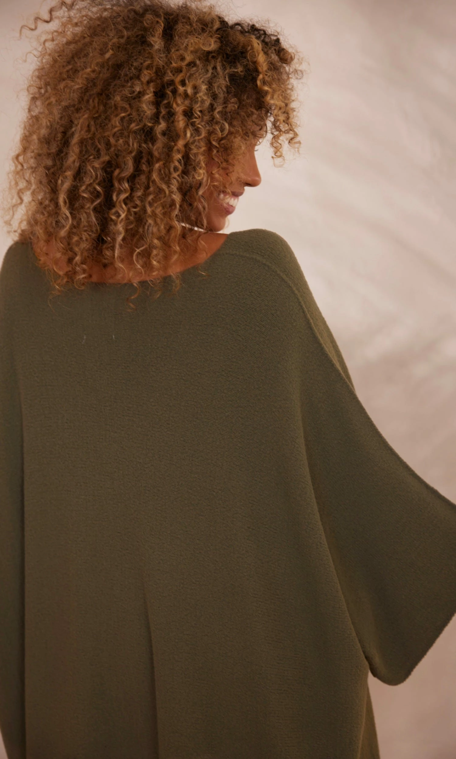 Petite Robe Pull Léon Oversize Kaki 6 Petite Robe Pull Léon Oversize Kaki – Image 4
