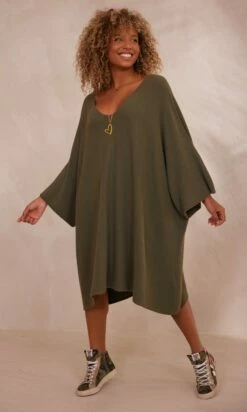 Petite Robe Pull Léon Oversize Kaki 14 Petite Robe Pull Léon Oversize Kaki -Vêtements Soldes 2024 facetune 22 10 2023 14 04 33