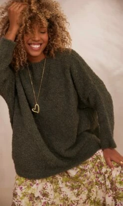 Pull Raphaël Oversize Kaki -Vêtements Soldes 2024 facetune 22 10 2023 15 51 18