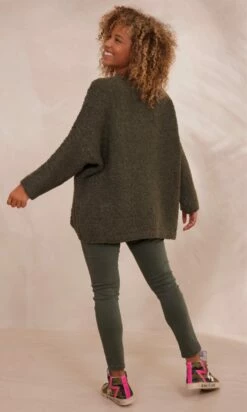 Pull Raphaël Oversize Kaki -Vêtements Soldes 2024 facetune 22 10 2023 16 50 02 1