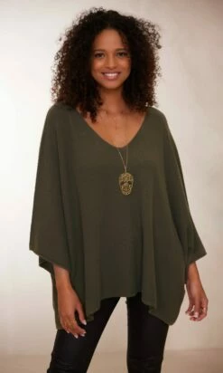 Pull Léon Oversize Kaki 13 Pull Léon Oversize Kaki -Vêtements Soldes 2024 facetune 23 01 2024 14 40 15