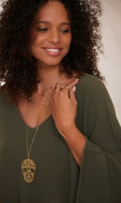 Pull Léon Oversize Kaki 15 Pull Léon Oversize Kaki -Vêtements Soldes 2024 facetune 23 01 2024 14 44 22