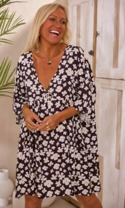 Petite Robe Lucia Oversize Noir Little Gem 10 Petite Robe Lucia Oversize Noir Little Gem -Vêtements Soldes 2024 facetune 23 02 2024 10 53 27