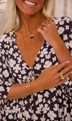 Petite Robe Lucia Oversize Noir Little Gem 11 Petite Robe Lucia Oversize Noir Little Gem -Vêtements Soldes 2024 facetune 23 02 2024 11 12 46