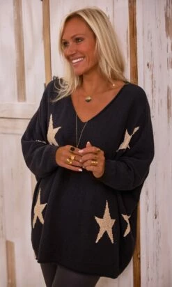 Pull Arsène Oversize Noir Stars Or -Vêtements Soldes 2024 facetune 23 02 2024 11 20 09