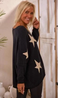 Pull Arsène Oversize Noir Stars Or -Vêtements Soldes 2024 facetune 23 02 2024 11 40 22
