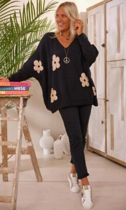 Pull Arsène Oversize Noir Flowers Or 11 Pull Arsène Oversize Noir Flowers Or -Vêtements Soldes 2024 facetune 23 02 2024 11 40 28