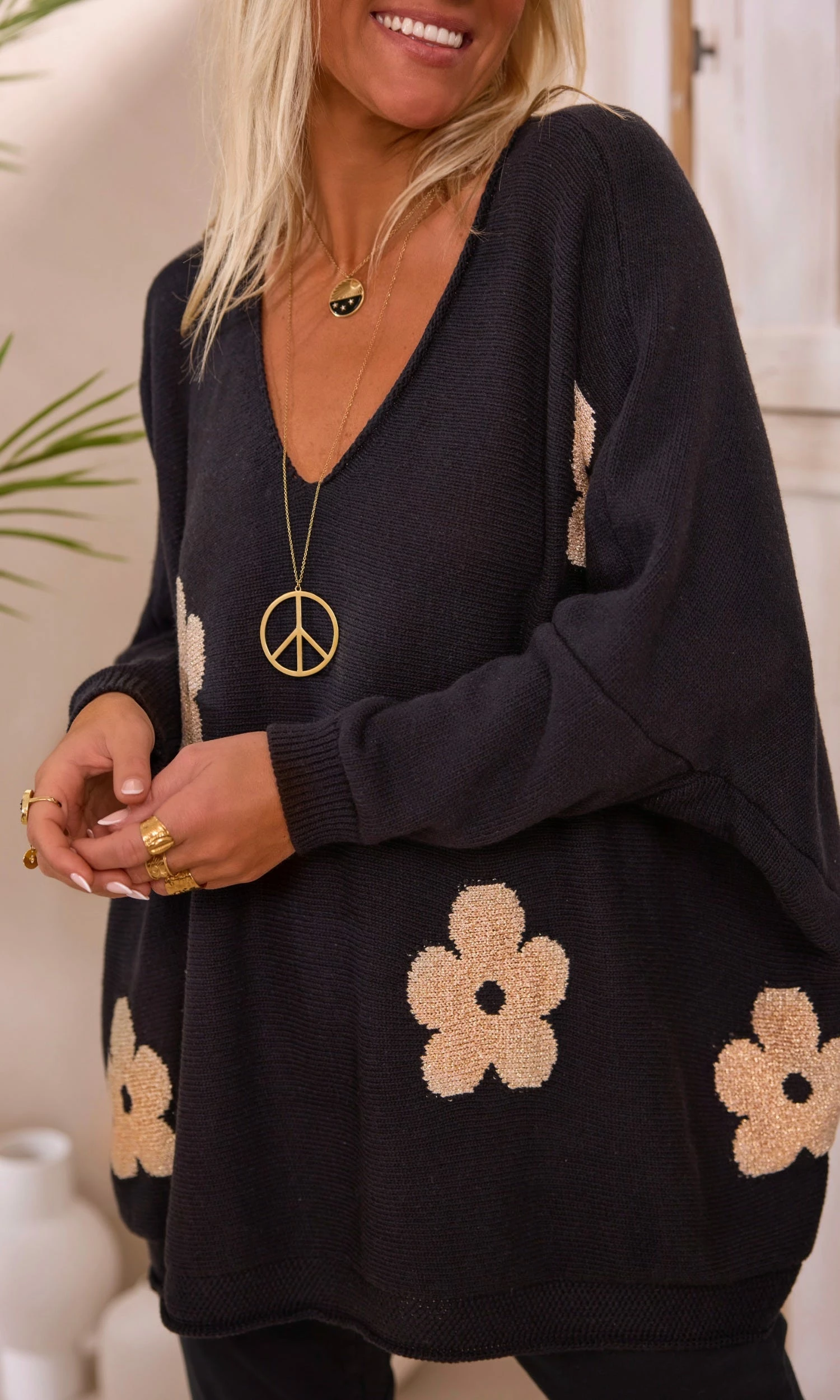 Pull Arsène Oversize Noir Flowers Or 6 Pull Arsène Oversize Noir Flowers Or – Image 4