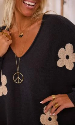 Pull Arsène Oversize Noir Flowers Or 15 Pull Arsène Oversize Noir Flowers Or -Vêtements Soldes 2024 facetune 23 02 2024 12 09 10