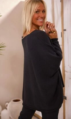 Pull Arsène Oversize Noir Flowers Or 14 Pull Arsène Oversize Noir Flowers Or -Vêtements Soldes 2024 facetune 23 02 2024 12 19 44