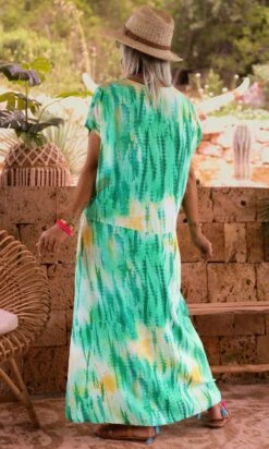 Robe Izabella Vert Brésil Kaleido 11 Robe Izabella Vert Brésil Kaleido -Vêtements Soldes 2024 facetune 23 06 2023 11 21 56