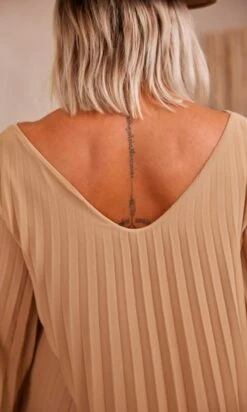 Petite Robe Nuria Plissée Camel -Vêtements Soldes 2024 facetune 23 08 2023 16 04 20