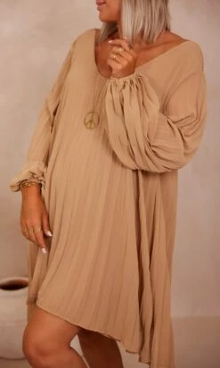 Petite Robe Nuria Plissée Camel -Vêtements Soldes 2024 facetune 23 08 2023 16 27 14