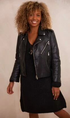 Petite Robe Pull Fanny Noir -Vêtements Soldes 2024 facetune 23 10 2023 09 00 22