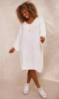 Petite Robe Pull Fanny Blanc Cassé -Vêtements Soldes 2024 facetune 23 10 2023 10 19 23