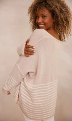 Pull Juliann Oversize Beige Marinière Blanc -Vêtements Soldes 2024 facetune 23 10 2023 10 33 33