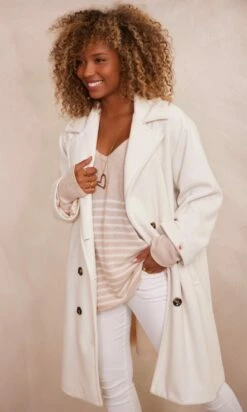 Pull Juliann Oversize Beige Marinière Blanc -Vêtements Soldes 2024 facetune 23 10 2023 10 58 24