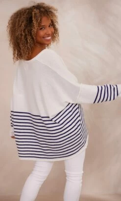 Pull Juliann Oversize Blanc Marinière Bleu -Vêtements Soldes 2024 facetune 23 10 2023 11 19 24