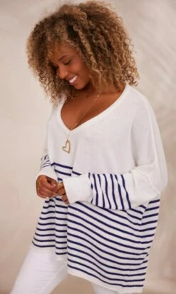 Pull Juliann Oversize Blanc Marinière Bleu -Vêtements Soldes 2024 facetune 23 10 2023 11 28 33