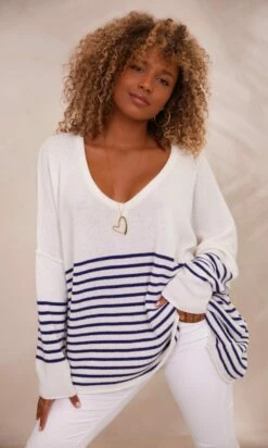Pull Juliann Oversize Blanc Marinière Bleu -Vêtements Soldes 2024 facetune 23 10 2023 11 30 53