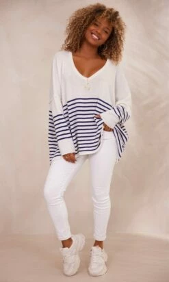 Pull Juliann Oversize Blanc Marinière Bleu -Vêtements Soldes 2024 facetune 23 10 2023 11 37 42