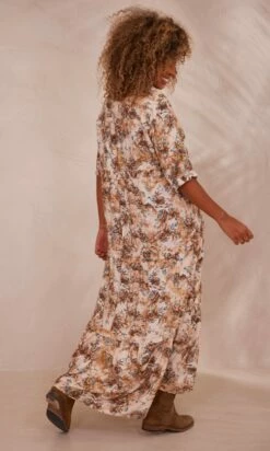 Robe Talya Camel Flower Bloom -Vêtements Soldes 2024 facetune 23 10 2023 12 45 34
