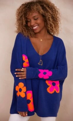 Pull Rayco Oversize Bleu Marine Flowers -Vêtements Soldes 2024 facetune 23 10 2023 18 54 04
