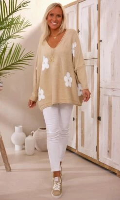 Pull Arsène Oversize Beige Flowers Blanc -Vêtements Soldes 2024 facetune 24 02 2024 11 18 34