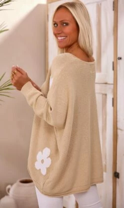 Pull Arsène Oversize Beige Flowers Blanc -Vêtements Soldes 2024 facetune 24 02 2024 11 32 55