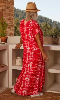Robe Izabella Tie & Dye Lines Rouge -Vêtements Soldes 2024 facetune 24 07 2023 12 50 16