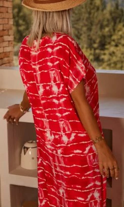 Robe Izabella Tie & Dye Lines Rouge -Vêtements Soldes 2024 facetune 24 07 2023 12 50 20