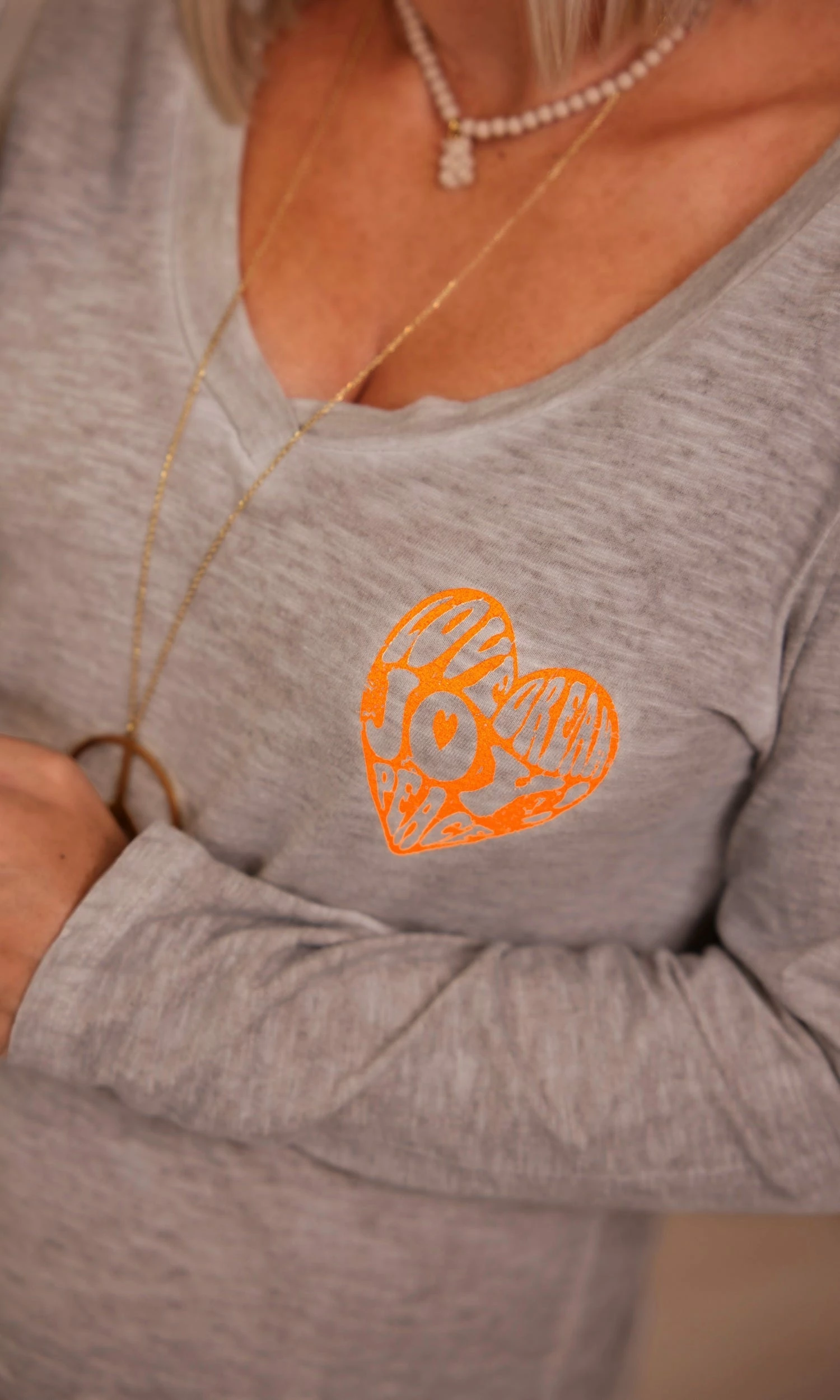 T-Shirt Magda ML Taupe Heart Joy Orange Fluo 5 T-Shirt Magda ML Taupe Heart Joy Orange Fluo – Image 3