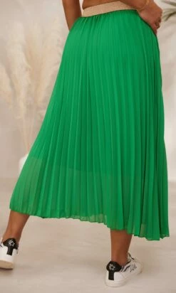 Jupe Plissée Nahla Vert Brésil -Vêtements Soldes 2024 facetune 24 11 2023 12 52 12