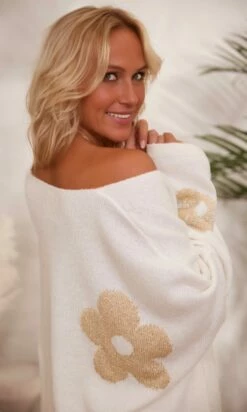 Pull Rayco Oversize Blanc Cassé Flowers Or -Vêtements Soldes 2024 facetune 24 11 2023 12 59 46